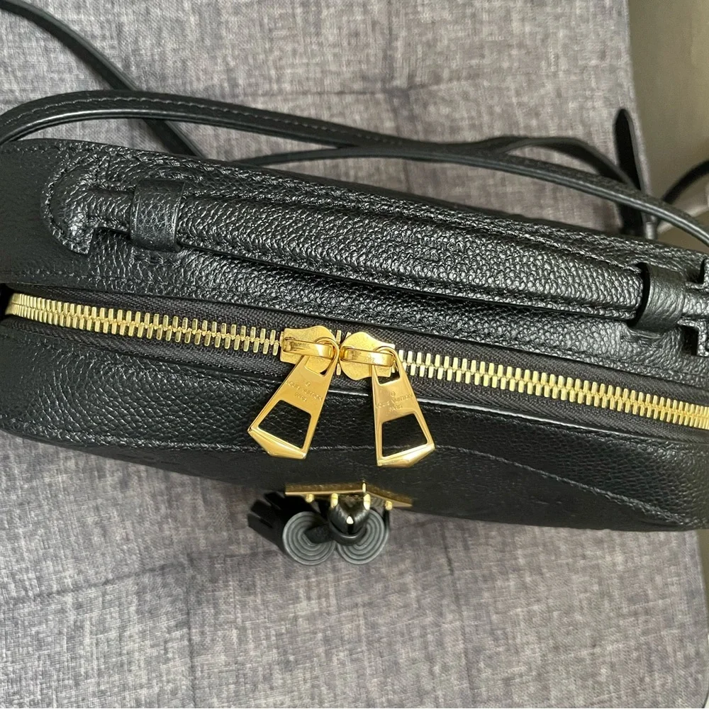 Slightly worn. Louis Vuitton Saintonge Pre Owned in excellent condition. - Picture 3 of 8